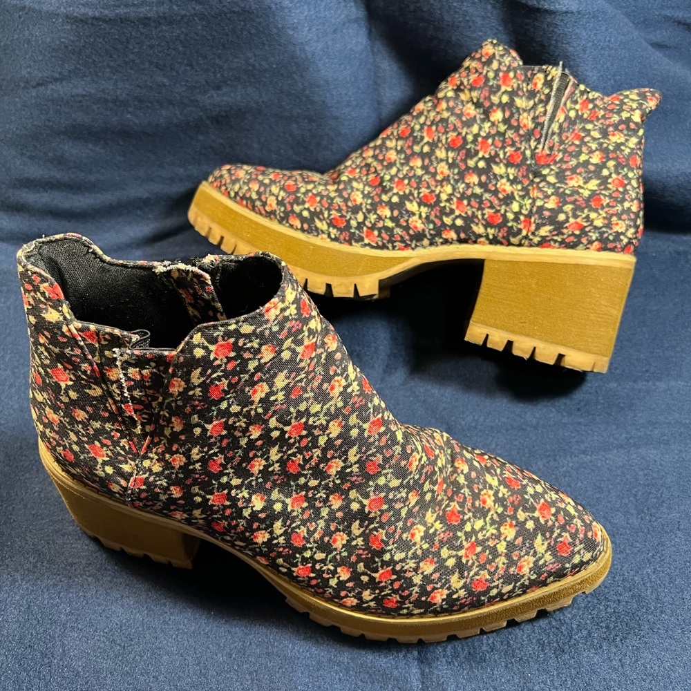 YRU Wolf 90s Floral Ankle Boots